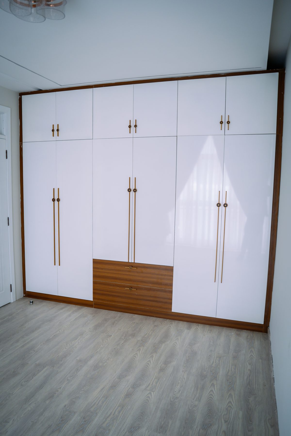 Built-in cupboard wall